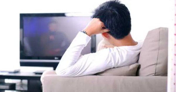 riesgos-ver-television-por-mucho-tiempo