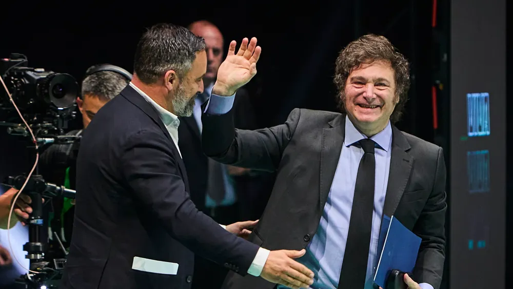 santiago-abascal-saluda-presidente-argentina-javier-milei-convencion-politica-vox-europa-viva-24-que-celebra-palacio-vistalegre-madrid_98