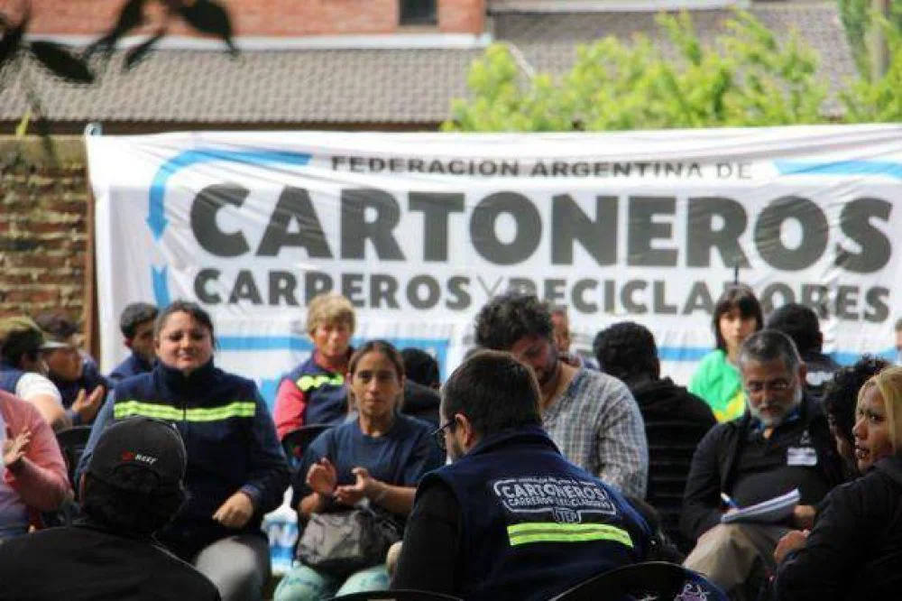nota-1646035-contrataran-cartoneros-para-separar-recoger-basura-villa-itati-bernal-990688