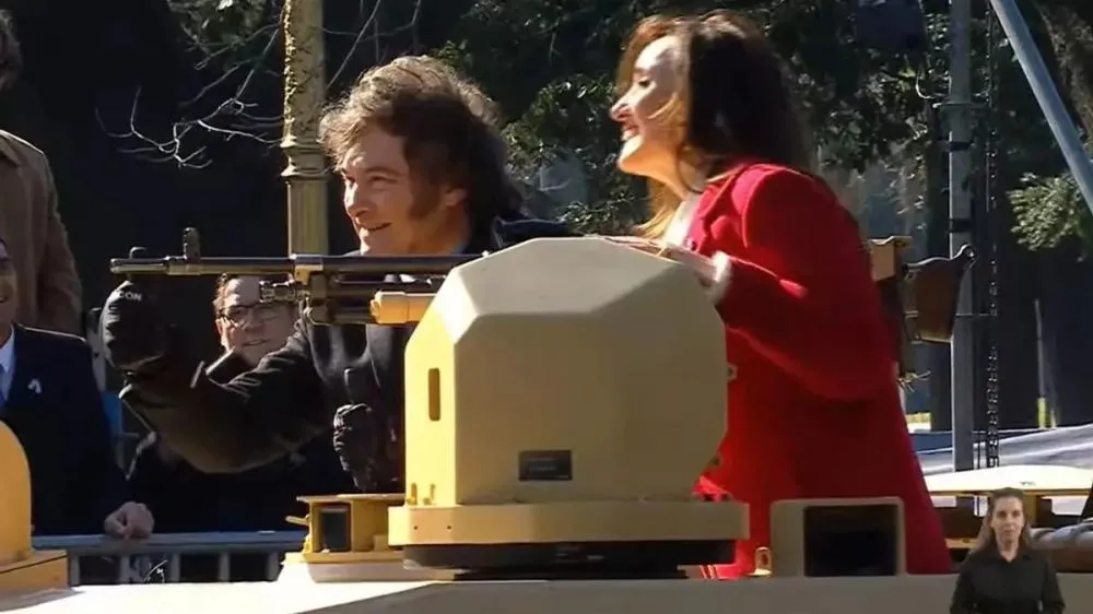 nota-1736423-milei-monto-tanque-guerra-desfile-militar-grandilocuente-aires-refundacionales-1087128