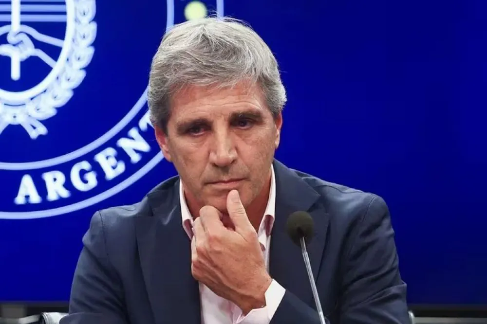 nota-1736769-manta-corta-caputo-profundizo-reduccion-brecha-cambiaria-costa-suba-riesgo-pais-1087477