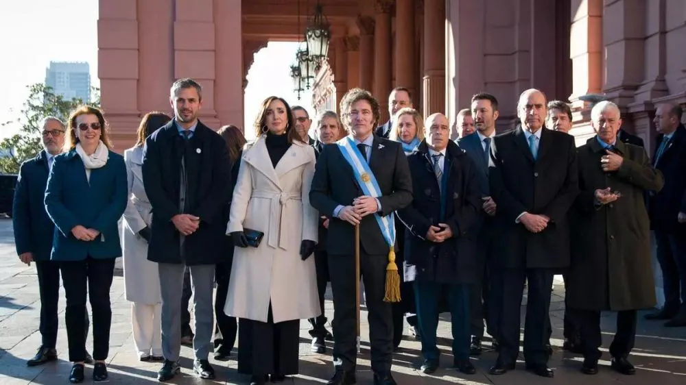 nota-1734360-milei-reconfigura-gabinete-salida-posse-desembarco-sturzenegger-nuevo-ministerio-1085051