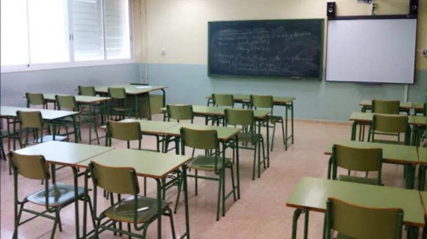 20251004102832_aula-vacia-3