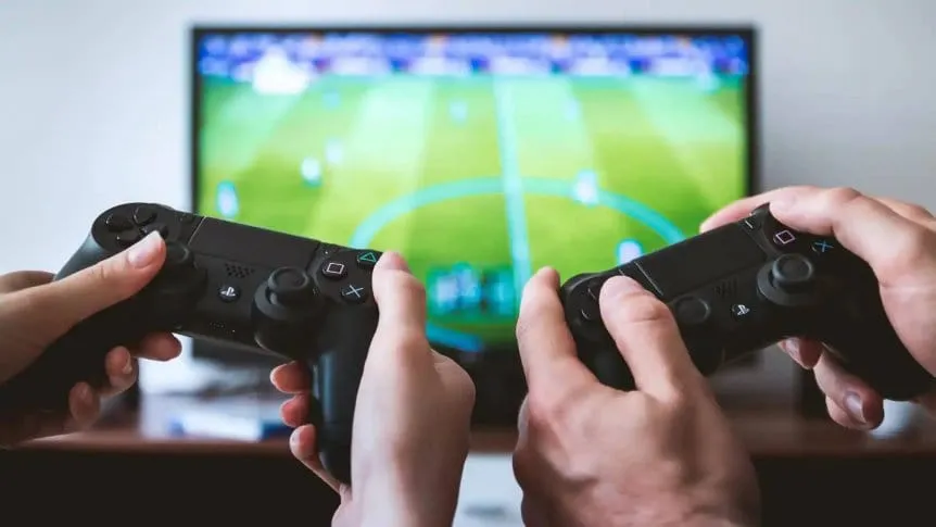 persona-jugando-videojuegos_862x485