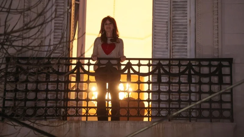 cfk_en_el_balcon_3.jpg_1756841869