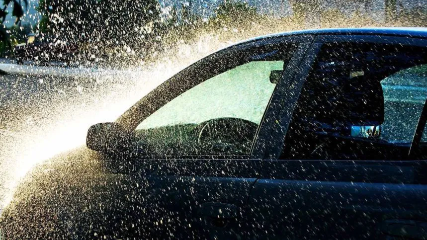 coche-lluvia-tormenta-859x483